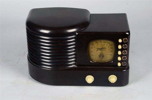 ZENITH MODEL 6-D-312 BROWN BAKELITE TABLE RADIO.  