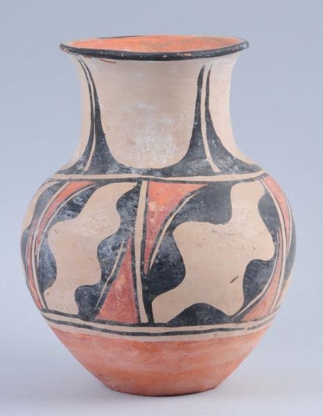 NATIVE AMERICAN INDIAN STYLE POTTERY VASE.        