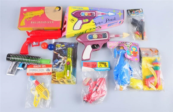 LOT OF 9: VARIOUS PLASTIC SPACE PISTOLS IN BOXES. 