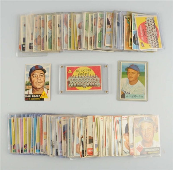LOT OF APPROX 100 1950S  BASEBALL CARDS.         