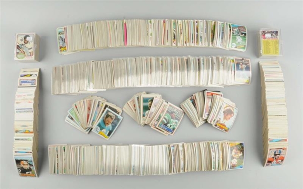 LARGE LOT OF 1970S & 1980S FOOTBALL CARDS.      