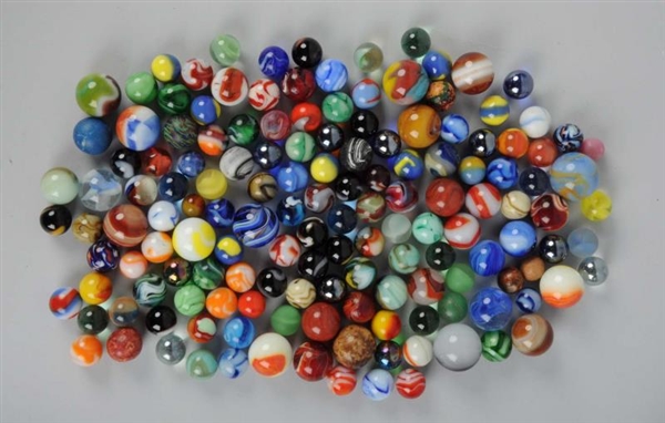 LOT OF: 100+ MACHINE MADE MARBLES.                