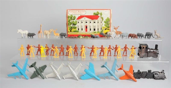 PLASTICVILLE COLONIAL MANSION PLAY SET FIGURES.   