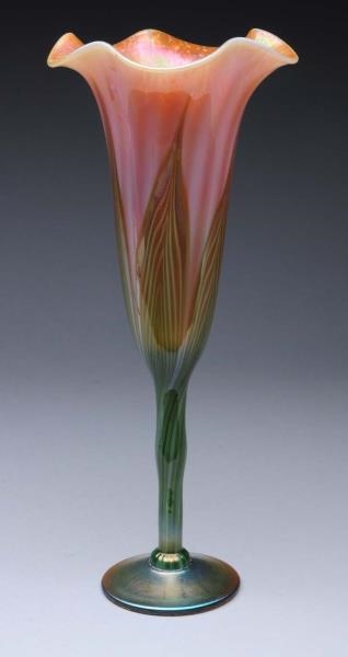 CONTEMPORARY VASE WITH PULLED FEATHER DECORATION. 