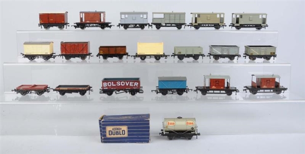 LARGE GROUPING OF HORNBY ROLLING STOCK.           