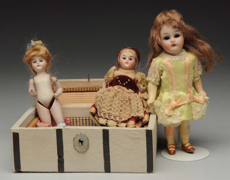 LOT OF SMALL DOLLS & TRUNK.                       