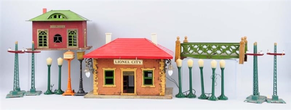 LIONEL STATIONS & STREET LAMPS.                   