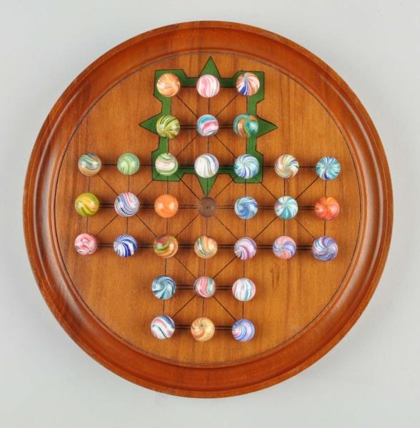 GENERAL GRANT BOARD WITH 32 ONIONSKIN MARBLES.    