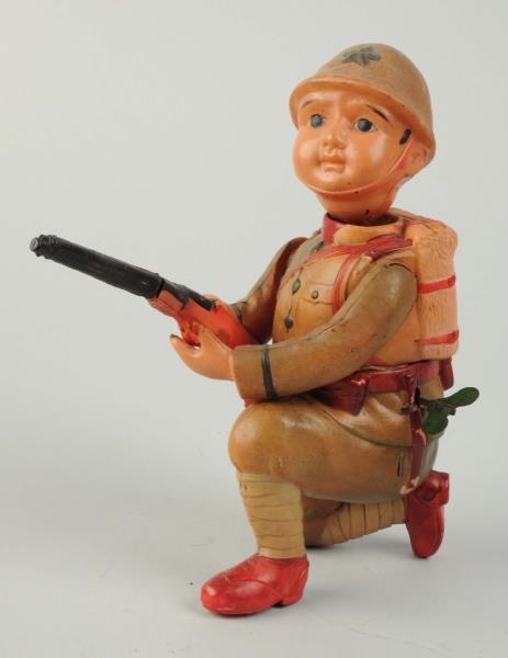 PRE-WAR JAPANESE CELLULOID WIND-UP SOLDIER TOY.   