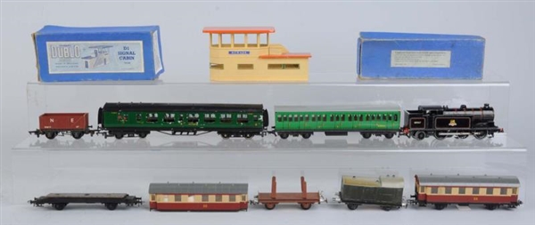 LOT OF 9: HORNBY LOCO, ROLLING STOCK, & CABIN.    