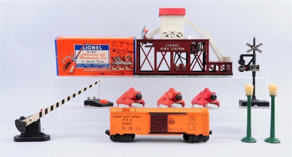 LIONEL 352 ICE HOUSE & ASSORTED ACCESSORIES.      