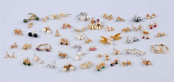LARGE LOT OF ASSORTED GOLD EARRINGS.              