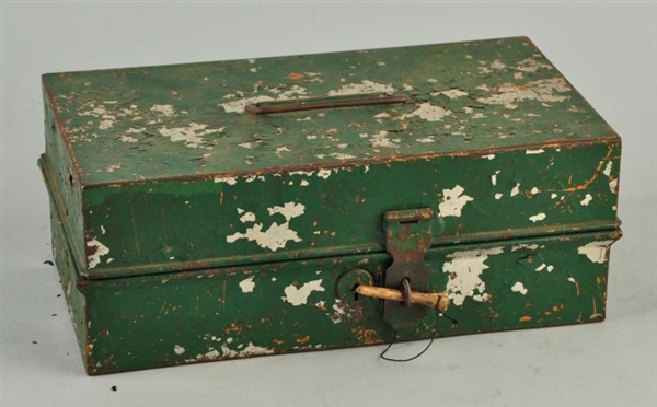 ANTIQUE GREEN TACKLE BOX WITH 13 CLASSIC BAITS    