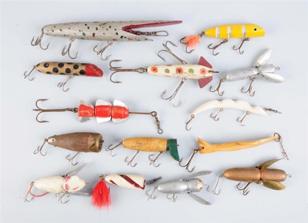 LOT OF ASSORTED LARGE FOLK ART LURES.             