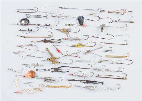 LARGE LOT OF METAL FISHING LURES IN A BOX         