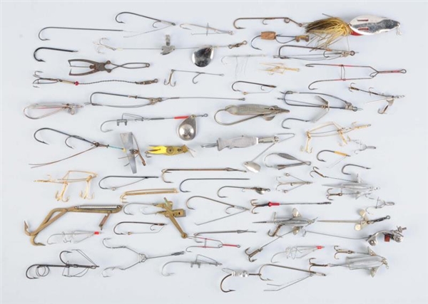 LOT OF ASSORTED METAL FISHING LURES IN A BOX      