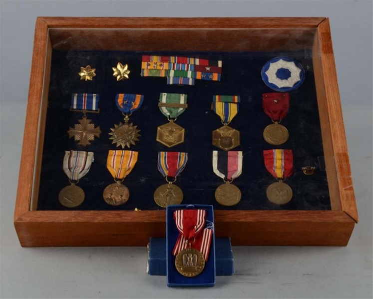 COLLECTION OF U.S. MILITARY WWII MEDALS IN CASE   