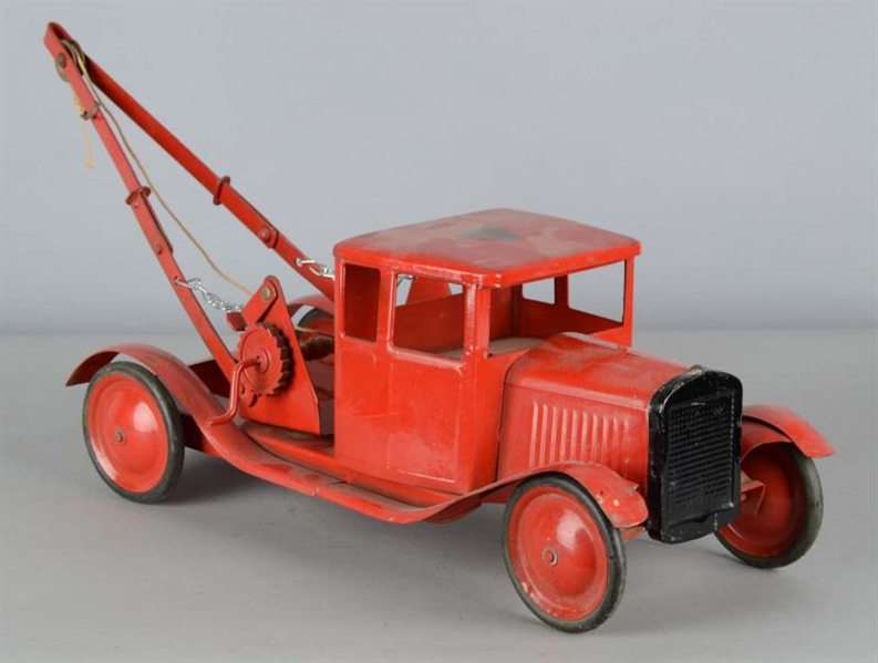 TRI-ANG HEAVY TIN TOW TRUCK TOY                   