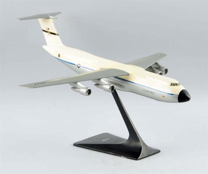US AIR FORCE LOCKHEED C-5A MODEL ON STAND.        