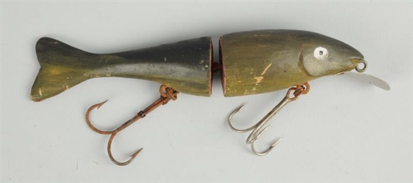LARGE JOINTED FOLK ART MUSKY LURE.                