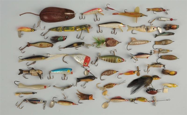 LARGE LOT OF MISCELLANEOUS FISHING LURES IN BOX   