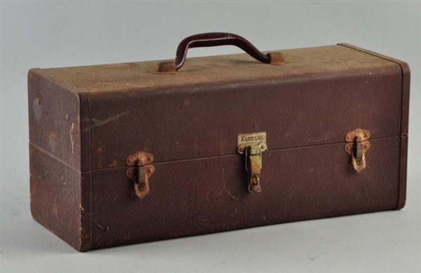 VINTAGE BROWN TACKLE BOX WITH LURES               