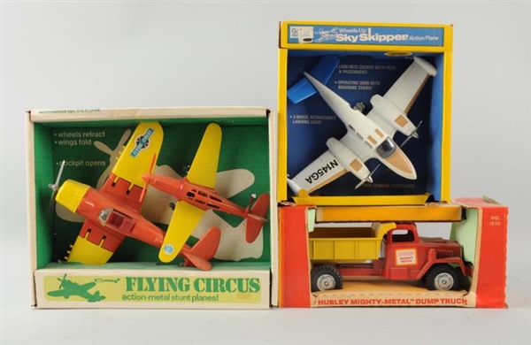 LOT OF 3: BOXED PLANES & DUMP TRUCK.              