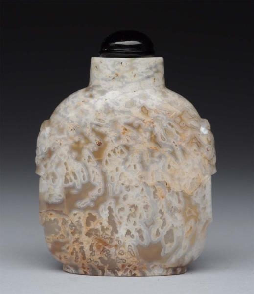 ANTIQUE CHINESE AGATE SNUFF BOTTLE.               