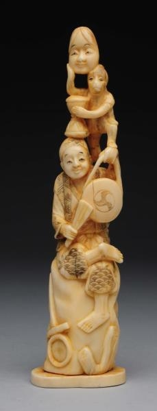JAPANESE CARVED IVORY MAN WITH MONKEY.            