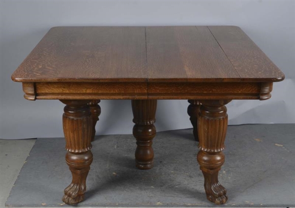 EARLY AMERICAN OAK DINING ROOM TABLE              