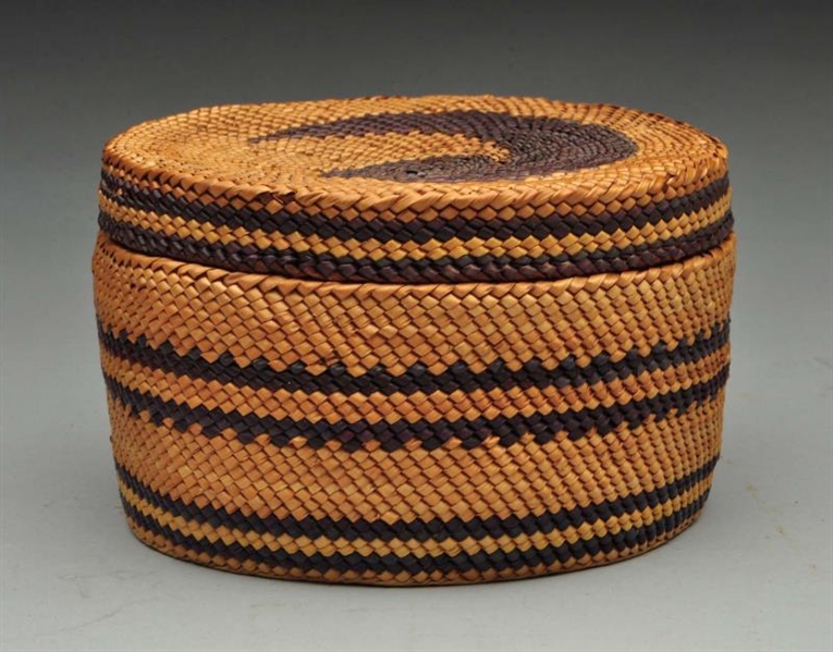 SMALL LIDDED BASKET WITH SWIRL DESIGN.            