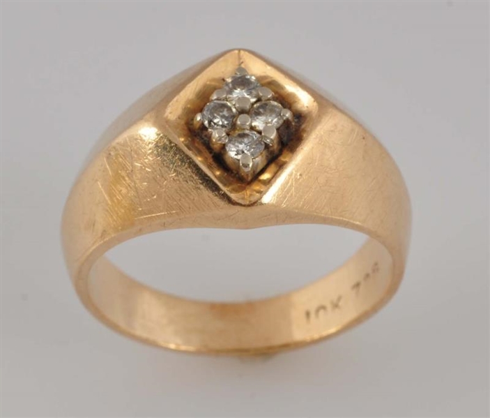 MENS GOLD AND DIAMOND RING.                      