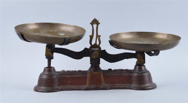 COUNTER BALANCE SCALE WITH BRASS PANS.            