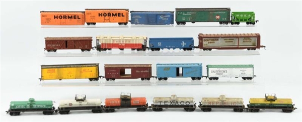 LARGE LOT OF HO FREIGHT CARS.                     
