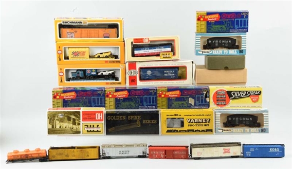 LARGE LOT OF ASSORTED HO FREIGHT CARS.            