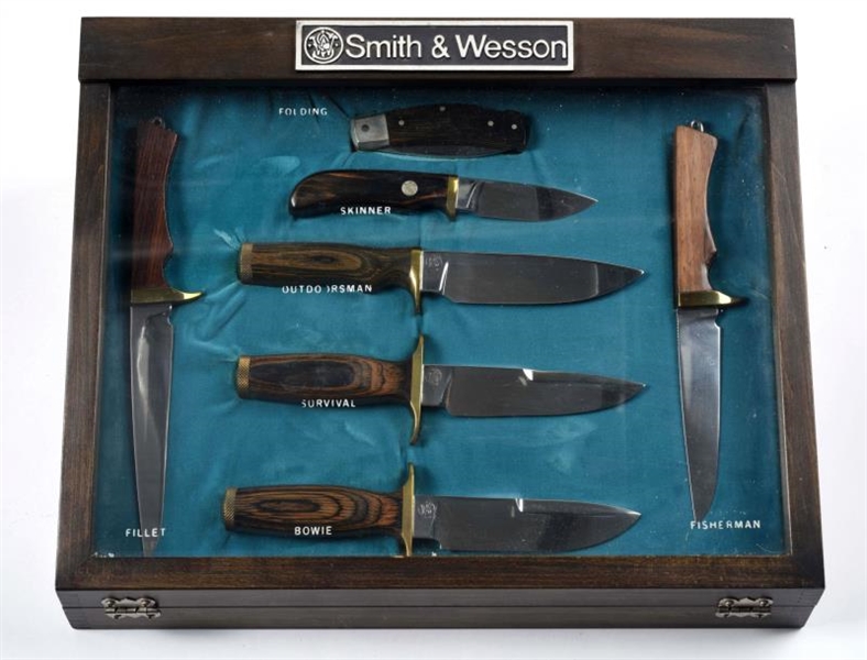 SMITH & WESSON KNIFE COUNTER DISPLAY.             