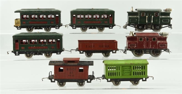LOT OF 8: LIONEL PASSENGER & FREIGHT CARS.        