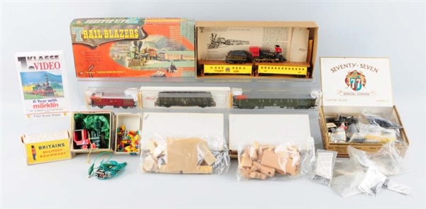 LARGE LOT OF ASSORTED TRAIN CARS & ACCESSORIES.   