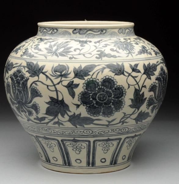 EARLY CHINESE VASE BLUE & WHITE FLORAL MOTIF.     