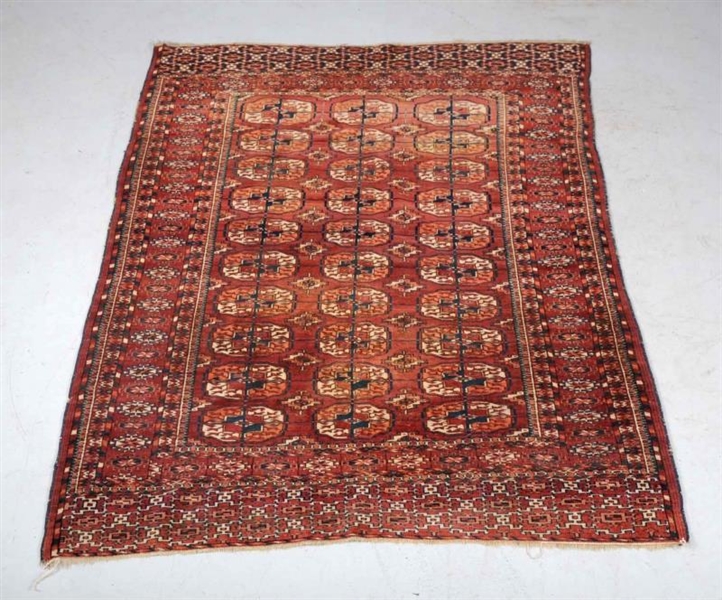 ORIENTAL RED RUG WITH GEOMETRIC PATTERN.          