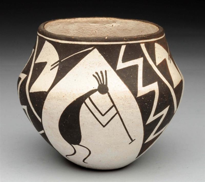 NATIVE AMERICAN INDIAN POTTERY VASE.              