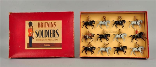 LOT OF METAL CAVALRY SOLDIER FIGURINES IN BOX.    