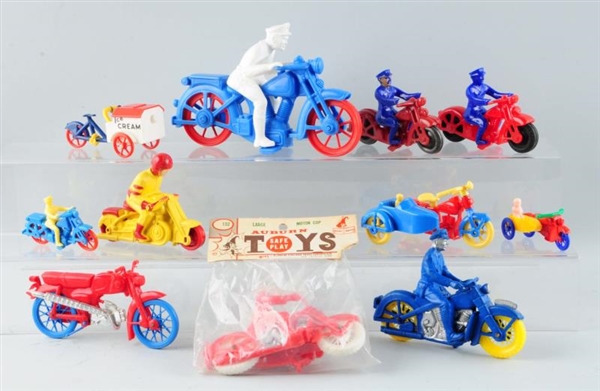 LARGE LOT OF PLASTIC MOTORCYCLE FIGURES.          
