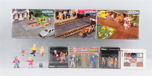 LARGE LOT OF G SCALE FIGURES.                     