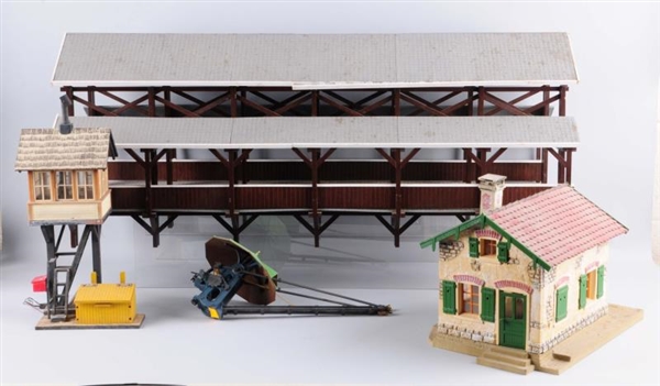 LOT OF 4: TRAIN STATIONS & PARTS.                 
