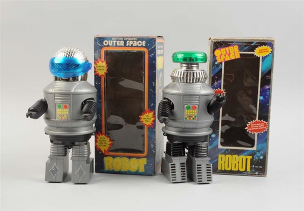 LOT OF 2: PLASTIC BATTERY OPERATED ROBOTS.        