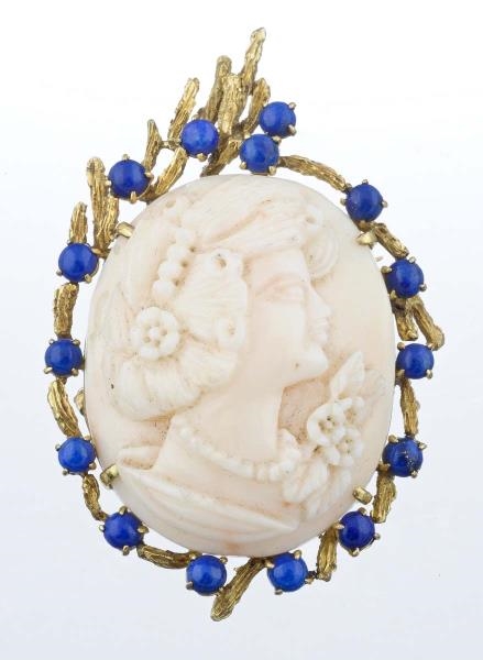 A CORAL CAMEO AND LAPIS LAZULI BROOCH.            