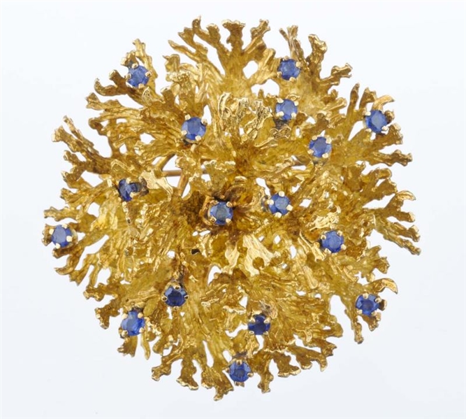 A SAPPHIRE AND GOLD BROOCH.                       