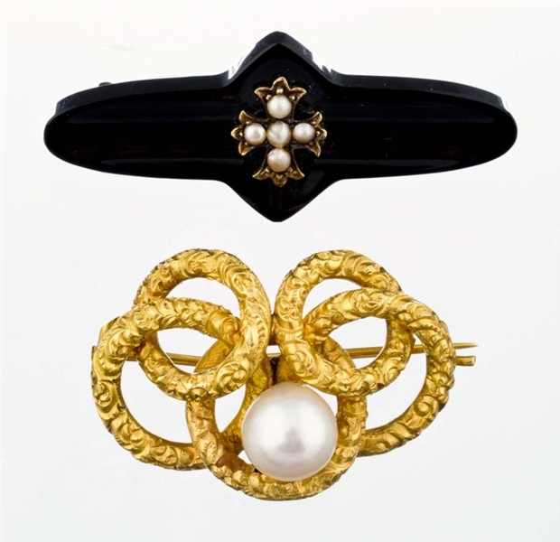 A GROUP OF TWO BROOCHES.                          