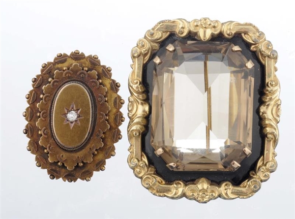 A GROUP OF TWO VICTORIAN BROOCHES.                